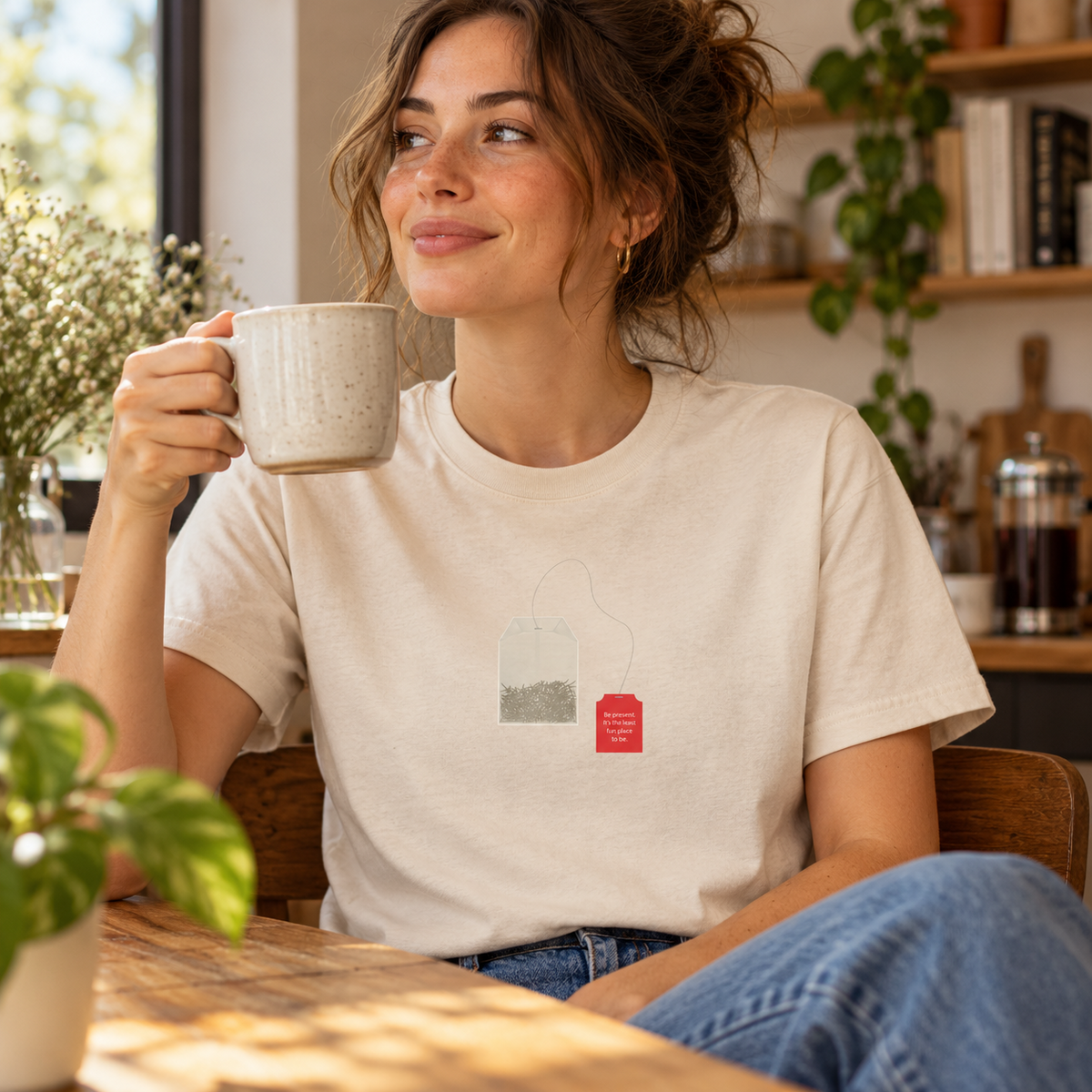 Sarcastic Tea-Shirt naturel op model met kop thee